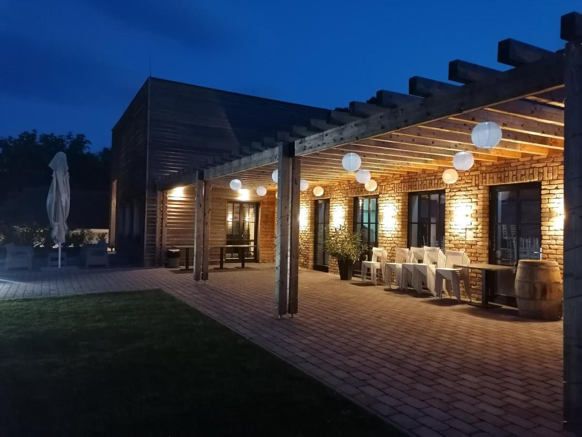 לינה וארוחת בוקר Győrújbarát Panorama Birtok - Wellness Panzio, Konferencia Es Rendezvenykoezpont מראה חיצוני תמונה